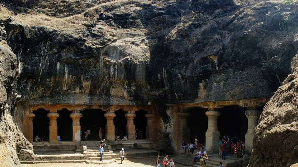 Elephanta caves; Places to visit in Mumbai
